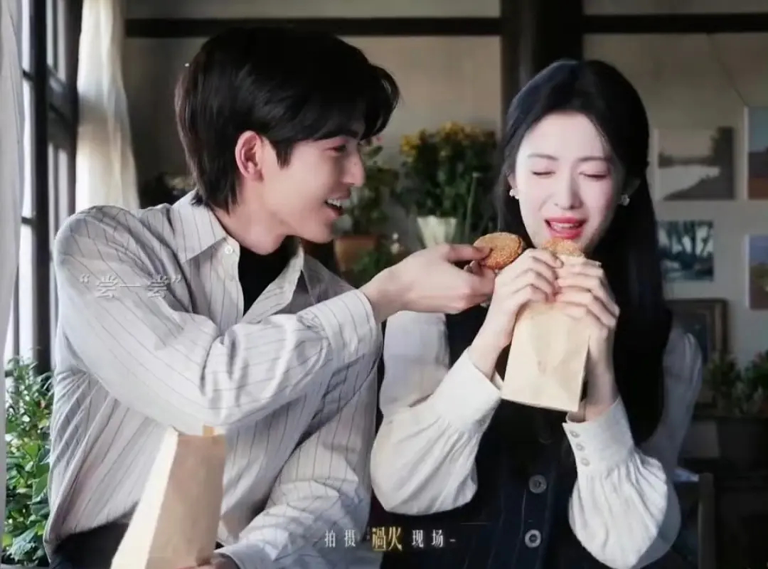 张凌赫的头怎么比王楚然大那么多 