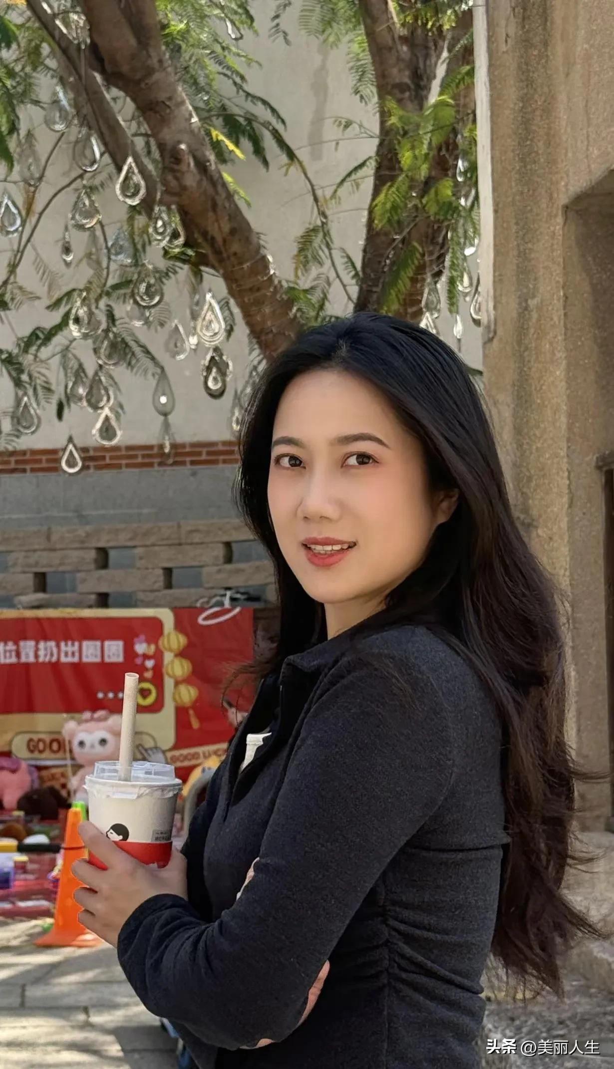 油菜花田里的小清新