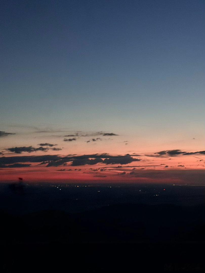 付辛博晒粉色夕阳付辛博老头衫超大方 点开的主页直接发出尖叫！这件老头衫被他穿得又