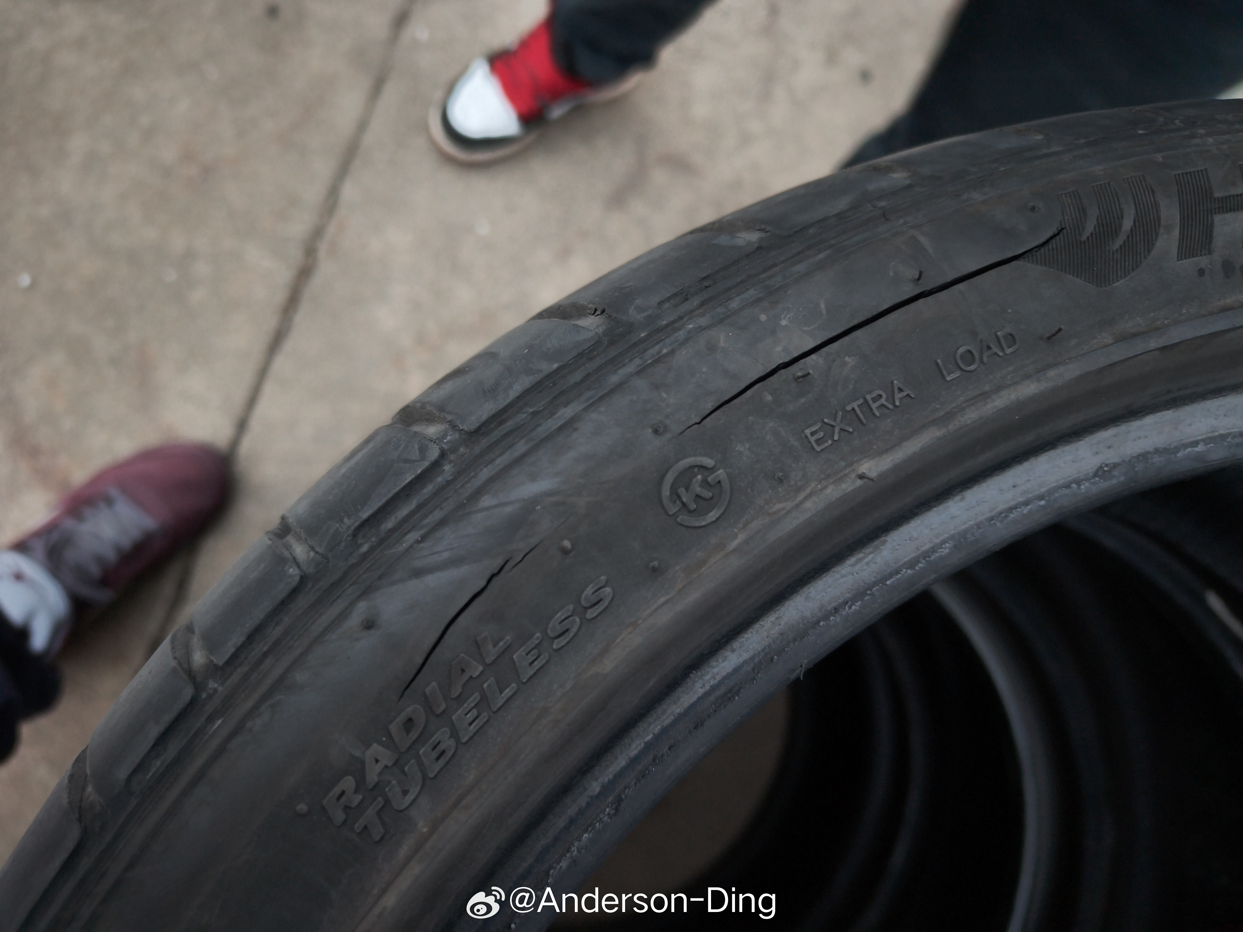 21年40周的奥迪配方万途仕K117内外胎壁都已经开裂成这样了，反正我之前是没遇