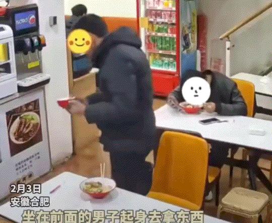 笑不活了，安徽合肥，两名互不认识的男子，同时来到一家餐馆坐邻桌吃猪脚饭，不料吃饭