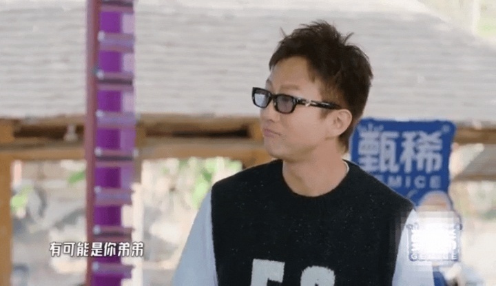 听到老师女儿结婚，邓超热情招呼：“叔叔来中间！”陈赫小声：“人家可能比你小。”一