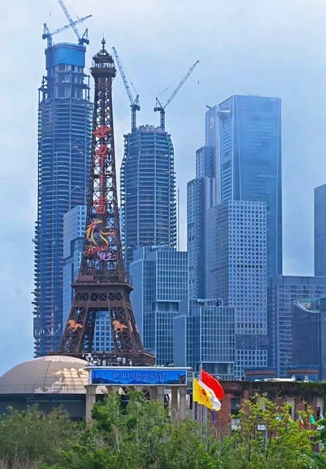 带朋友去深圳世界之窗，却被世界之窗背后这一片深圳超级摩天楼群震撼了。全世界只有深