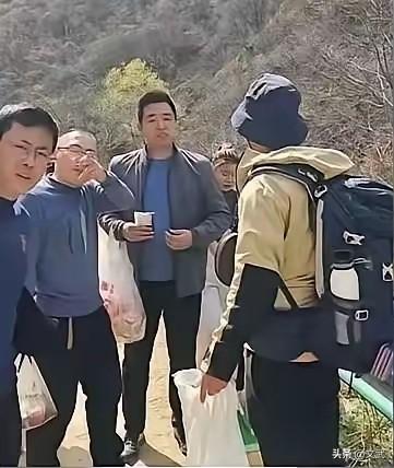 志愿者正要捡地上的垃圾，旁边几个穿得油光水滑的游客倒好，当着人家面“啪”就把垃圾