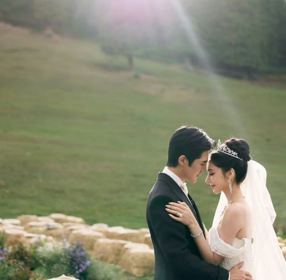 麦迪娜姜潮婚礼超多新疆美食把家乡烟火搬进婚礼现场，大概是最浪漫的诚意。麦迪娜姜潮
