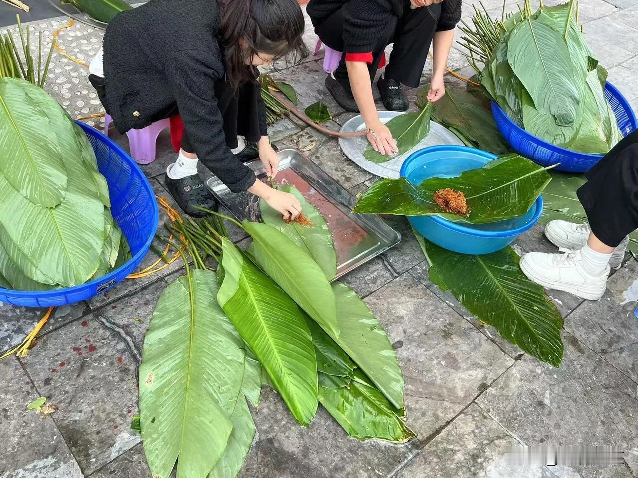 广西的大粽有越南的大吗？
广西人又开始熬夜煮大粽了
听说广西又开始熬夜煮大粽了，