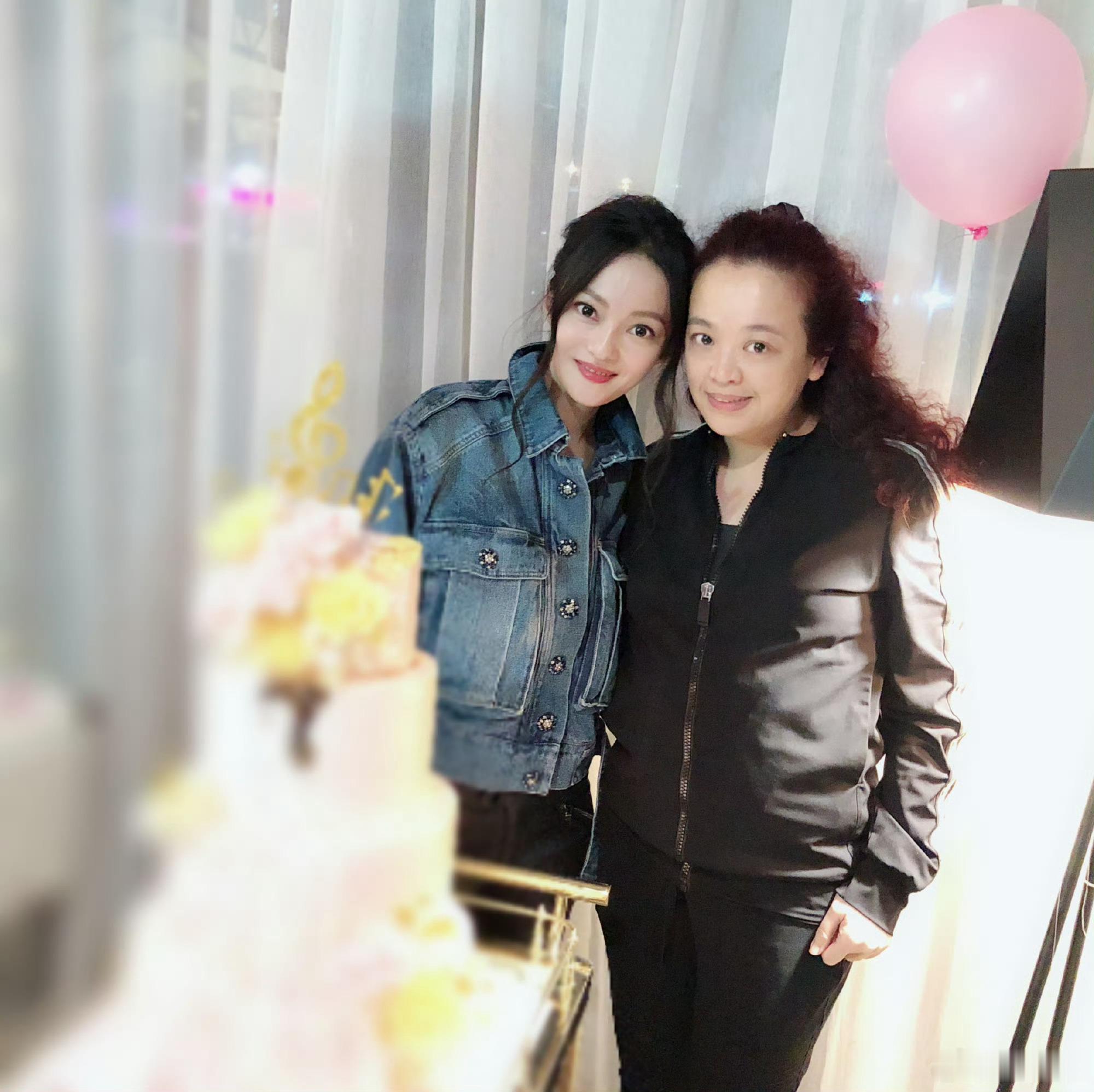张韶涵现身陈聆薇的追思会张韶涵发文悼念化妆师  张韶涵现身台湾化妆师陈聆薇的追思
