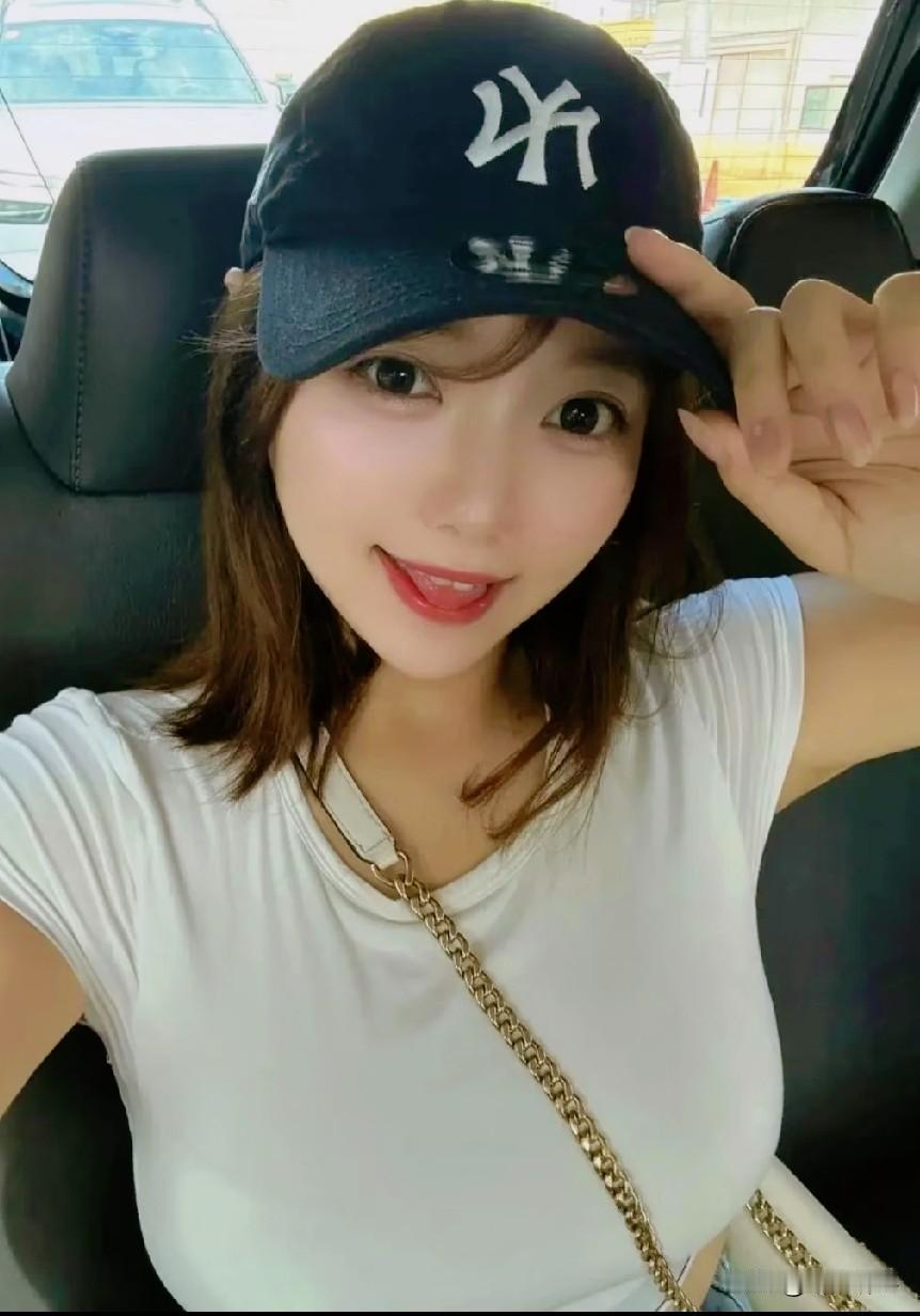 晒图笔记大赛坐在车内随手拍下的元气自拍，清爽简约的白色修身短袖勾勒柔和曲线，搭配