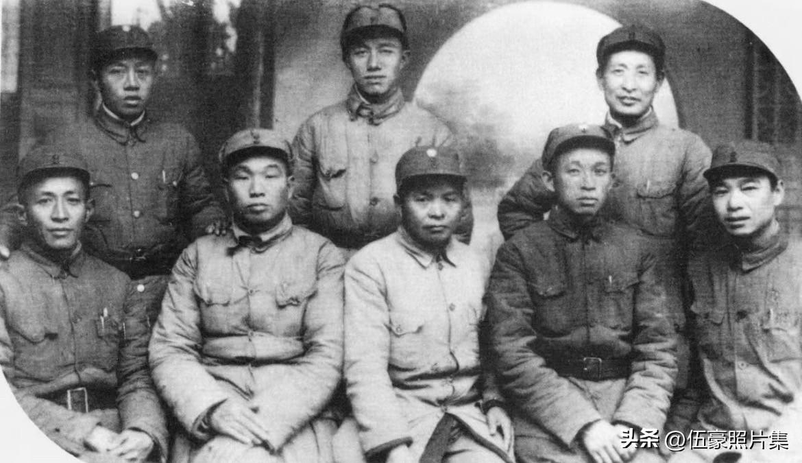 1941年，新四军一师兼苏中军区部分领导干部在华中局党校学习时留影。前排左起：张