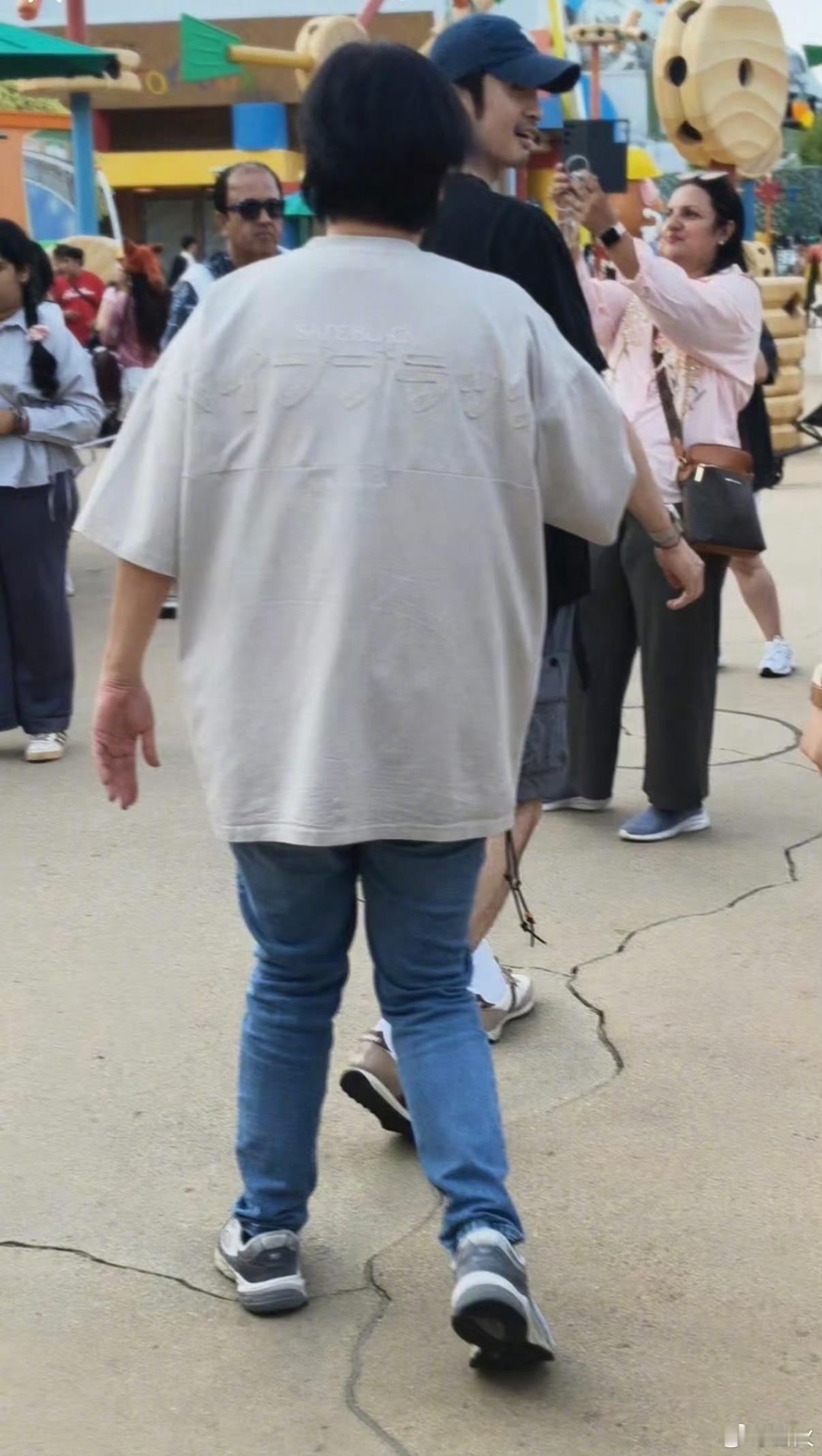 张云龙185的超绝比例在人群中也太亮眼了吧！[拜托]香港迪士尼偶遇张云龙网友港迪