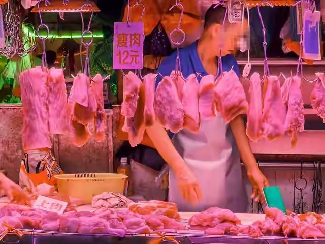 生猪跌到4块多一斤，排骨还卖30块，这波降价老百姓咋没感觉？

全国生猪收购价跌