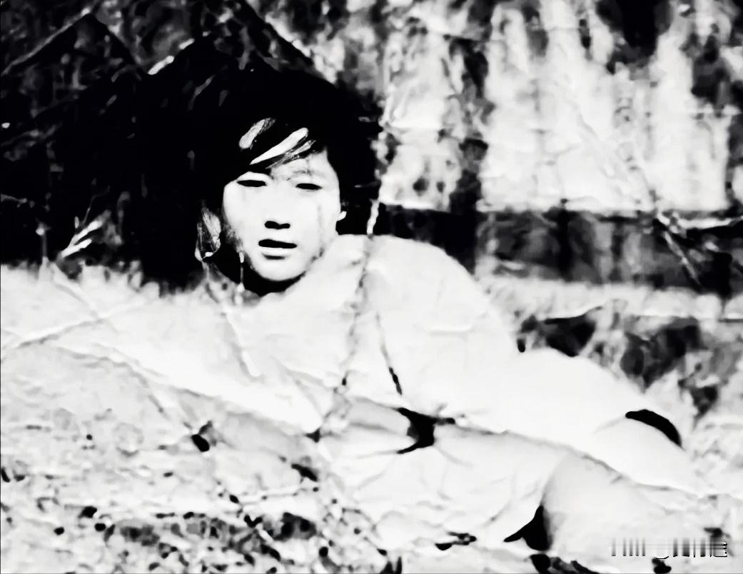 1938年台儿庄战役，女护士正抢救受伤的连长，一个鬼子突然出现，一刀一刀捅在连长