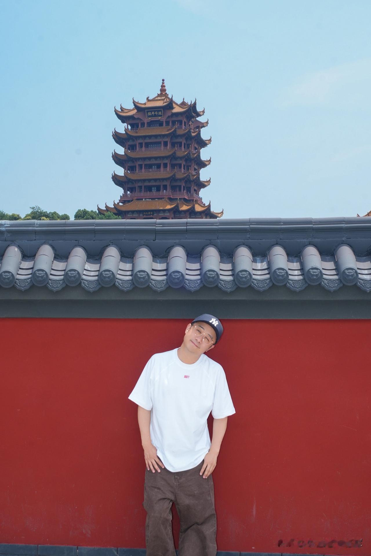 今儿我穿了1807品牌的潮装，这牌子风格独特，很对我胃口。我上身是他家的印花短袖