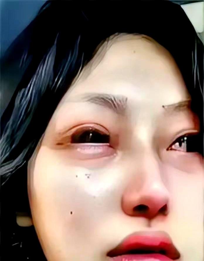 鞭炮味还没散时，河南一桩迎亲被当场掐断。
半年筹备，李浩把28万8彩礼打齐，三金