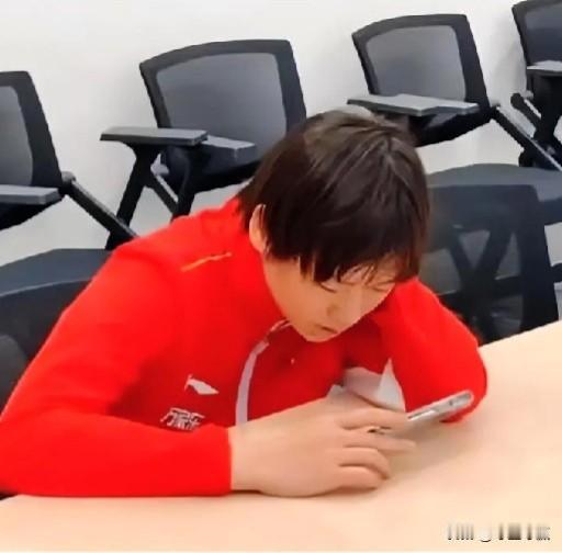 #春日生活打卡季#全红婵努力学英语视频曝光，聚精会神网课1对1，盼赶上陈芋汐步伐