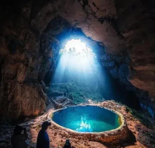 1965年，一地质队在浙江遂昌发现金矿源头的水坑，可半年都无法抽干水坑中的水。1