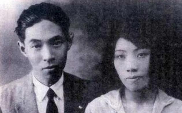 1928年，32岁的茅盾出轨23岁的女学生秦德君，不久秦德君便怀了孕，茅盾为难地