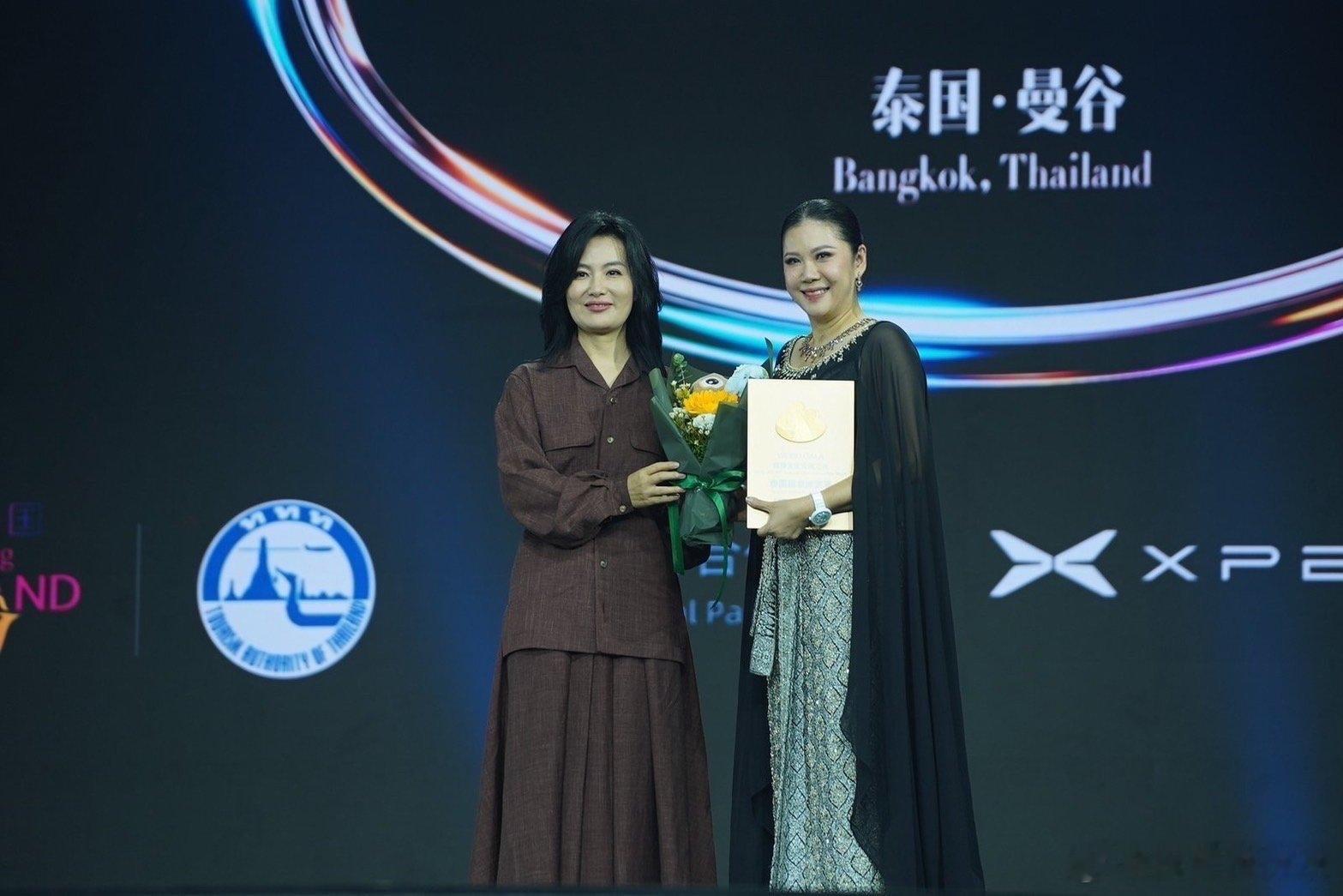 曼谷湄南河畔，红毯铺就，星光汇聚。2026 微博文化交流之夜泰国站，中泰两国艺人