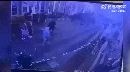 据美国媒体今天报道，在美国路易斯安那州新奥尔良市冲撞行人的一名皮卡车司机为42岁