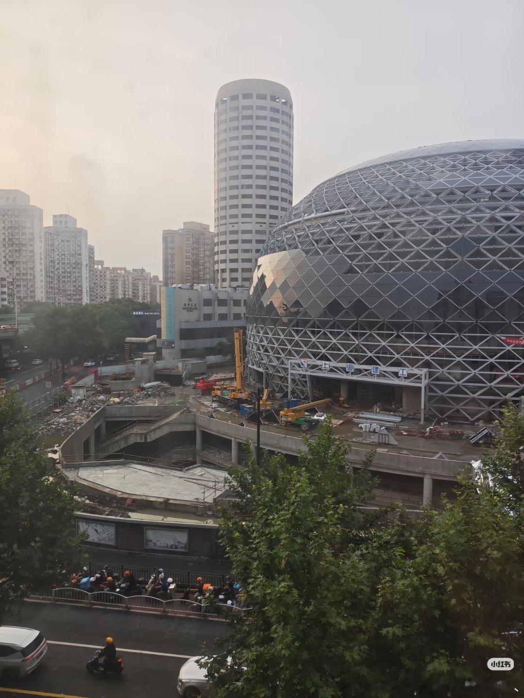 我沪体操中心现在外面贴面快完工了，今年过年时候还是钢筋都露在外面，现在圆壳子都出