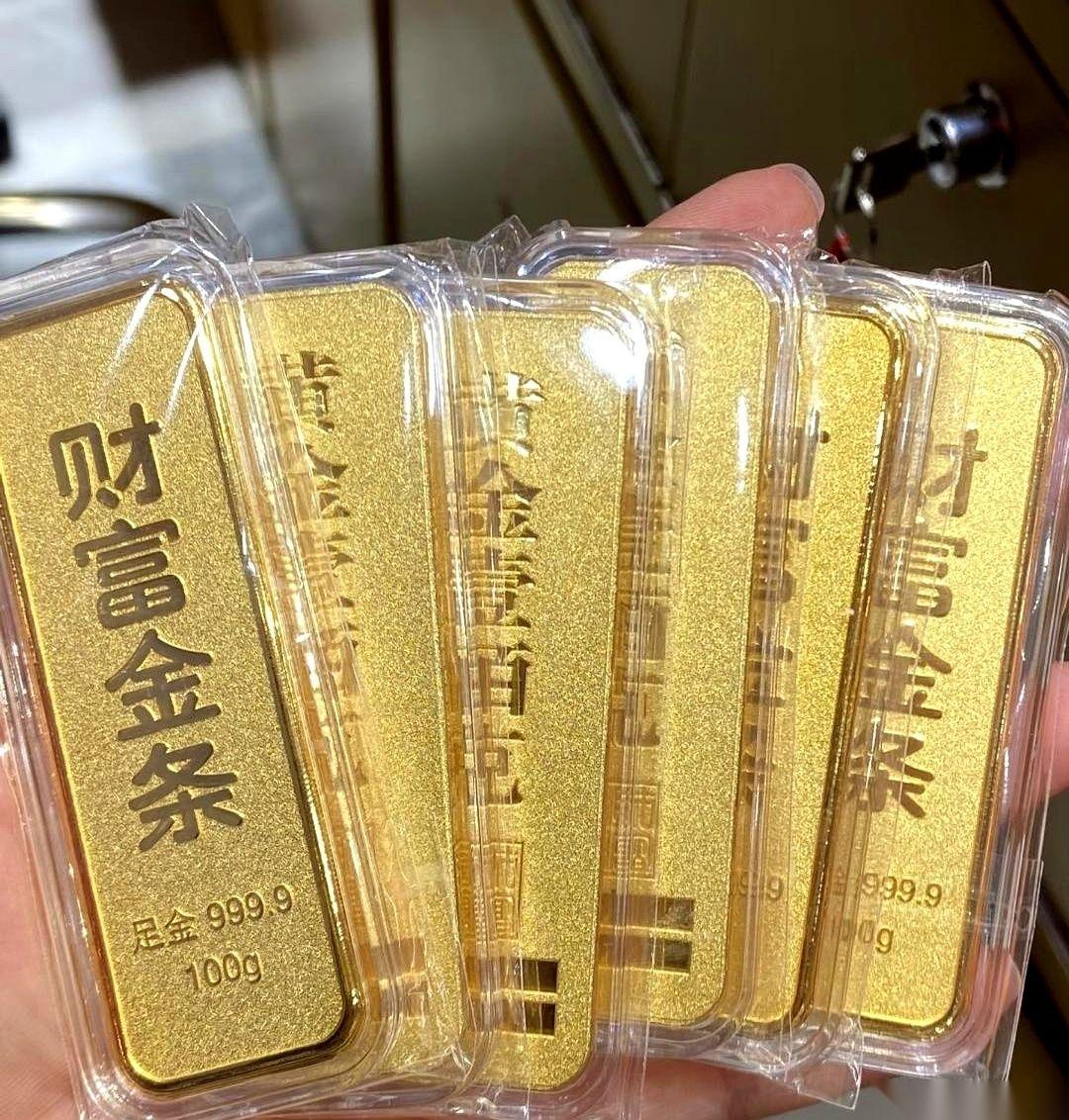 十一年前，国际金价大雪崩。
华尔街那帮算盘打得噼啪响的精英，以为收割的季节又到了