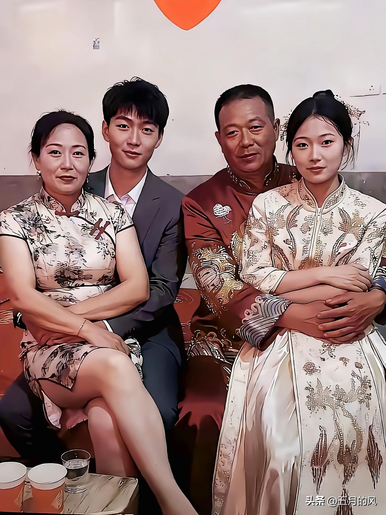 这是颇受争议的一张家庭合影

儿子抱母亲

公公抱儿媳妇



儿子抱母亲

是