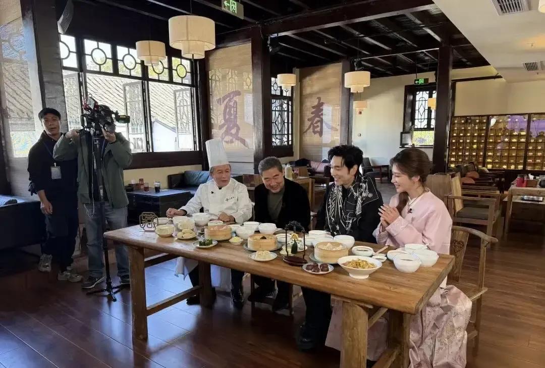 张国立扛着镜头逛无锡，在东林书院念对联那一下我直接破防。
老爷子穿布衫站旧木门前