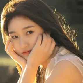 阳光下的少女，温柔如春风，沉静如水。