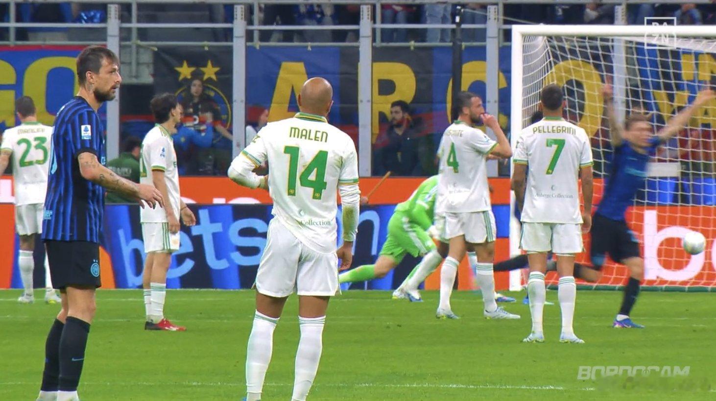 DAZN：恰球王精彩的进球后 阿切尔比的反应如下👇他难以置信地转向替补席 而且