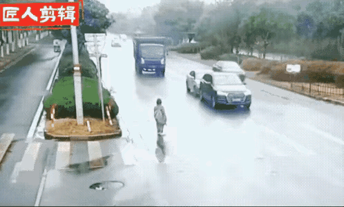 脑子是个好东西，可惜有的人就是没有！
      视频里的两个小车不知道是因为追