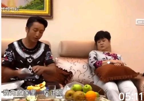 邹市明在家里的地位实在是很低，连丈母娘都对他爱搭不理的。
之前我一直有疑惑，为什
