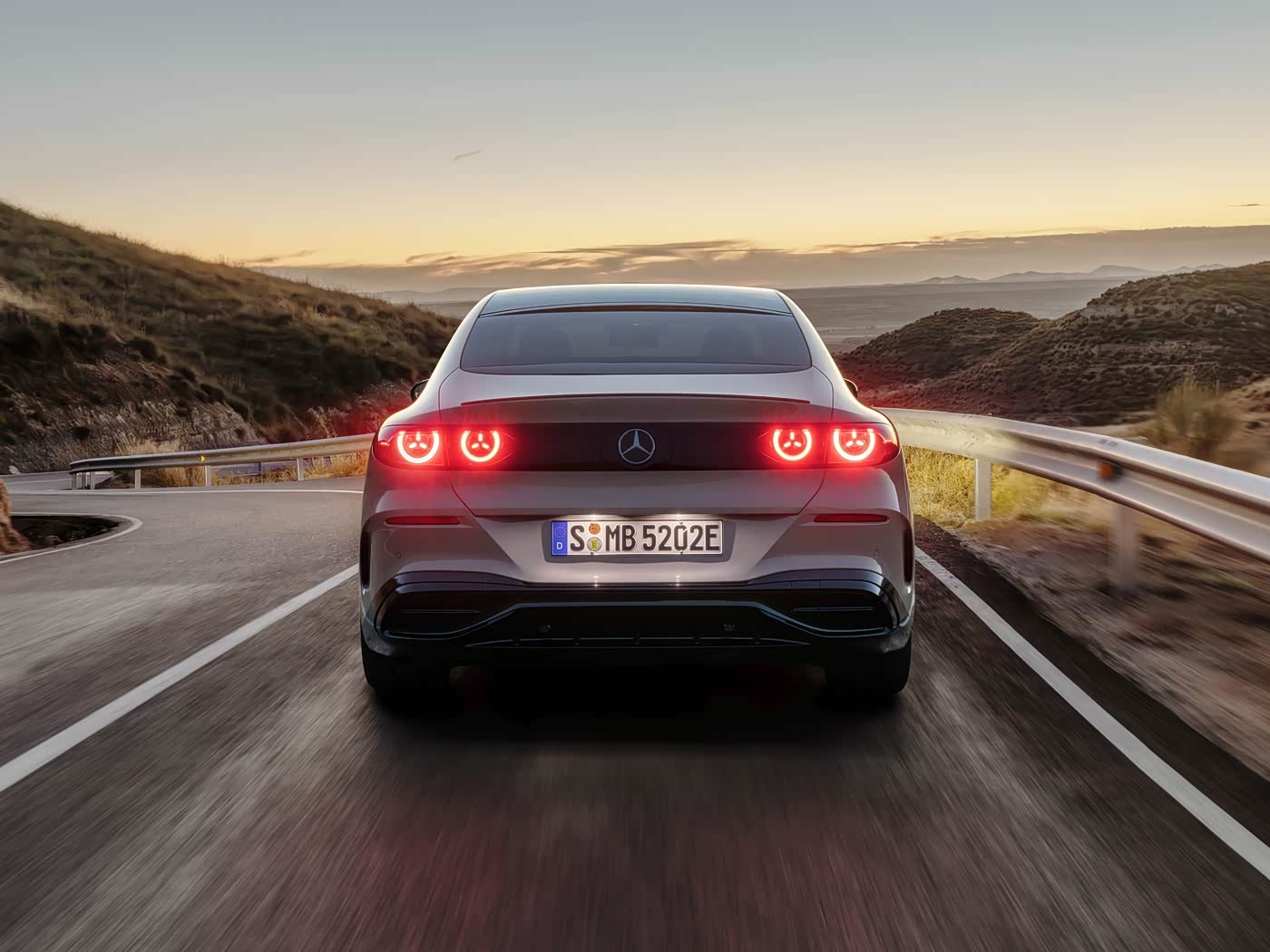 新车 全新奔驰C级纯电轿车，目前看C级和GLC级的纯电车采用的是同一套设计语言，