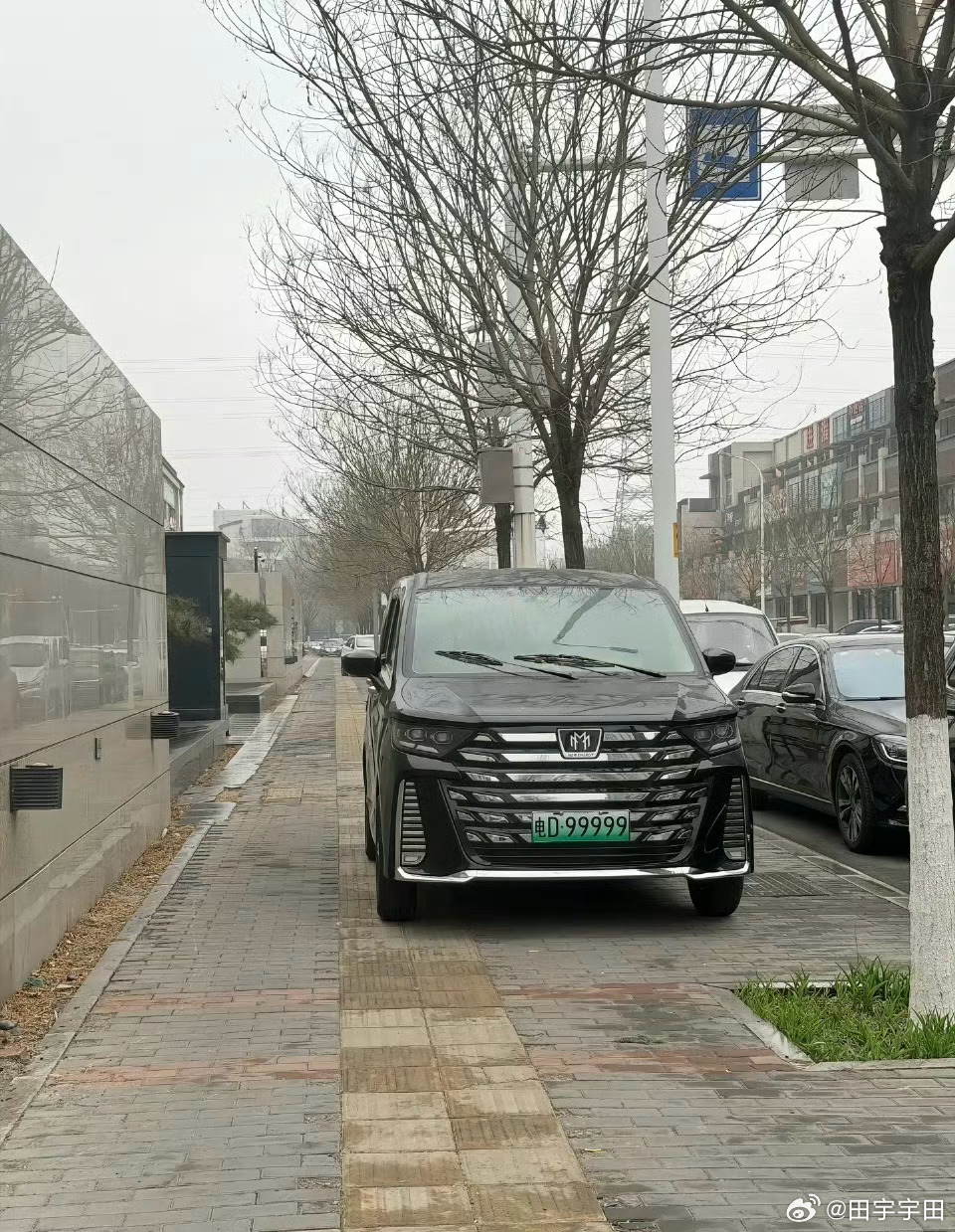 尼玛老代又进化出MPV了几乎1:1复刻全新埃尔法但是车标这俩M……我该叫它“迈尔