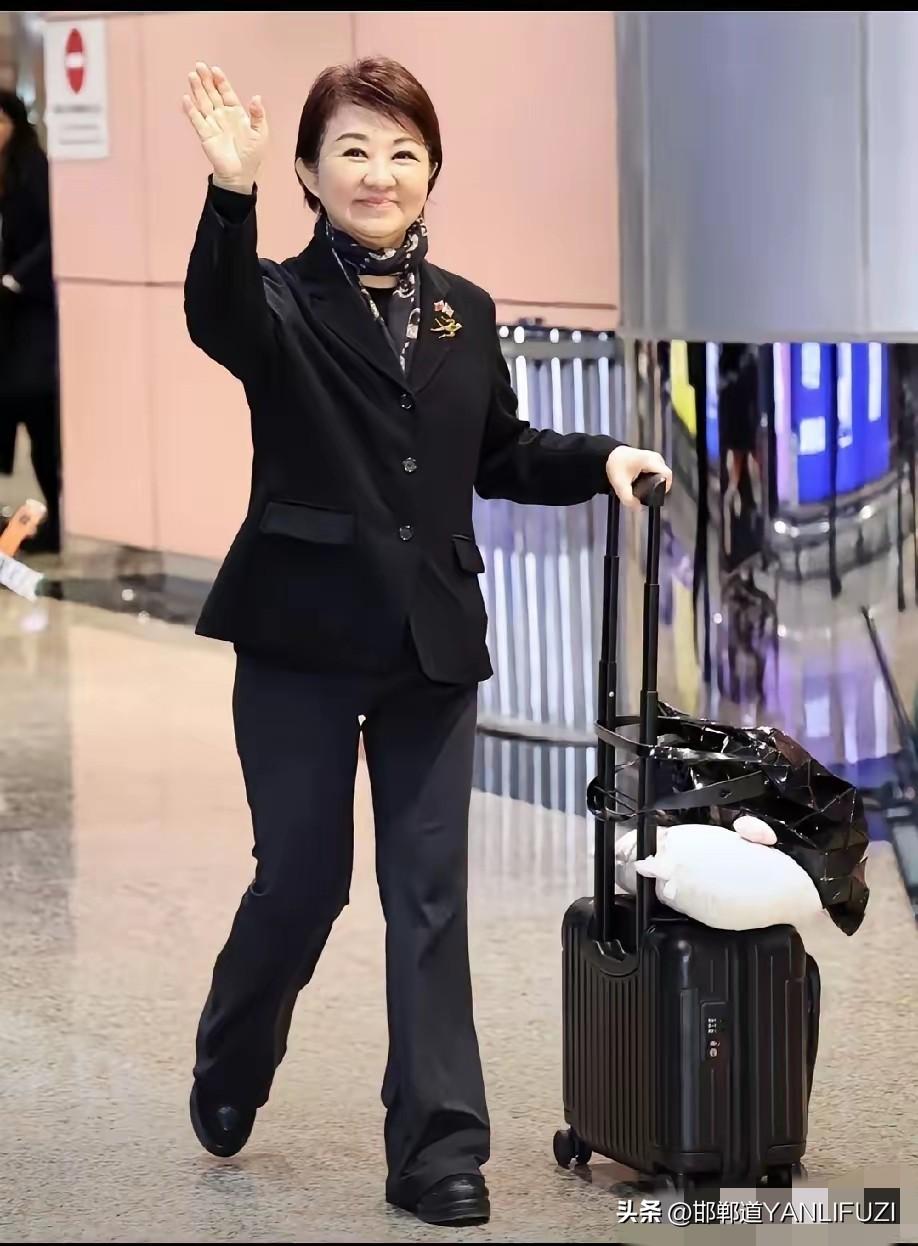 卢秀燕访美返台，蓝营变天了。
3月21日，卢秀燕访美返台后，这戏儿可太有看头了。