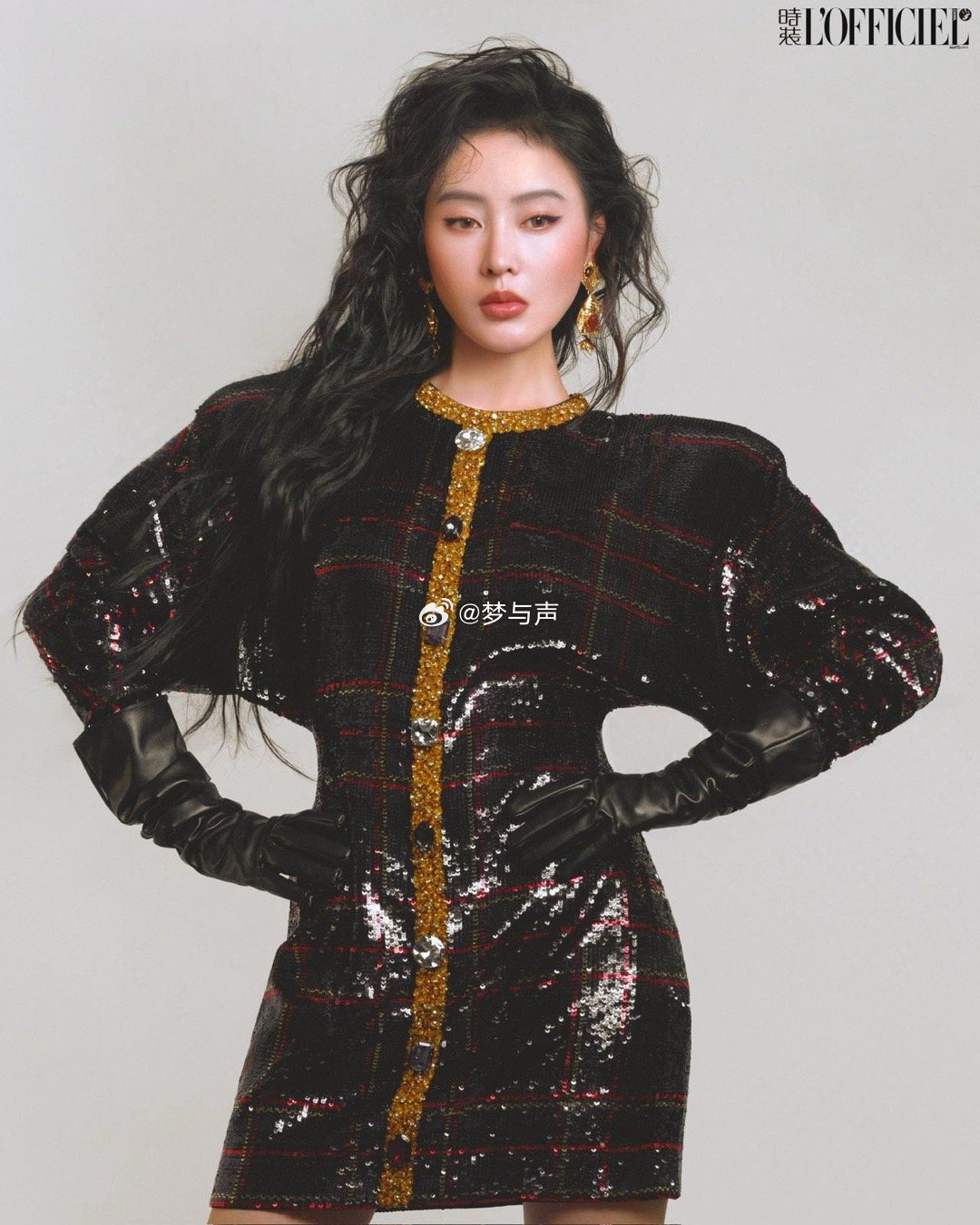 张天爱飒野惊鸿大片 高级感与野性美完美融合！张天爱这组大片气场全开，金发造型利落