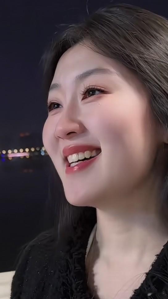 原来最打动人的，从来不是刻意的好看，是那份“我此刻真的想笑，也想让你跟着舒坦”的