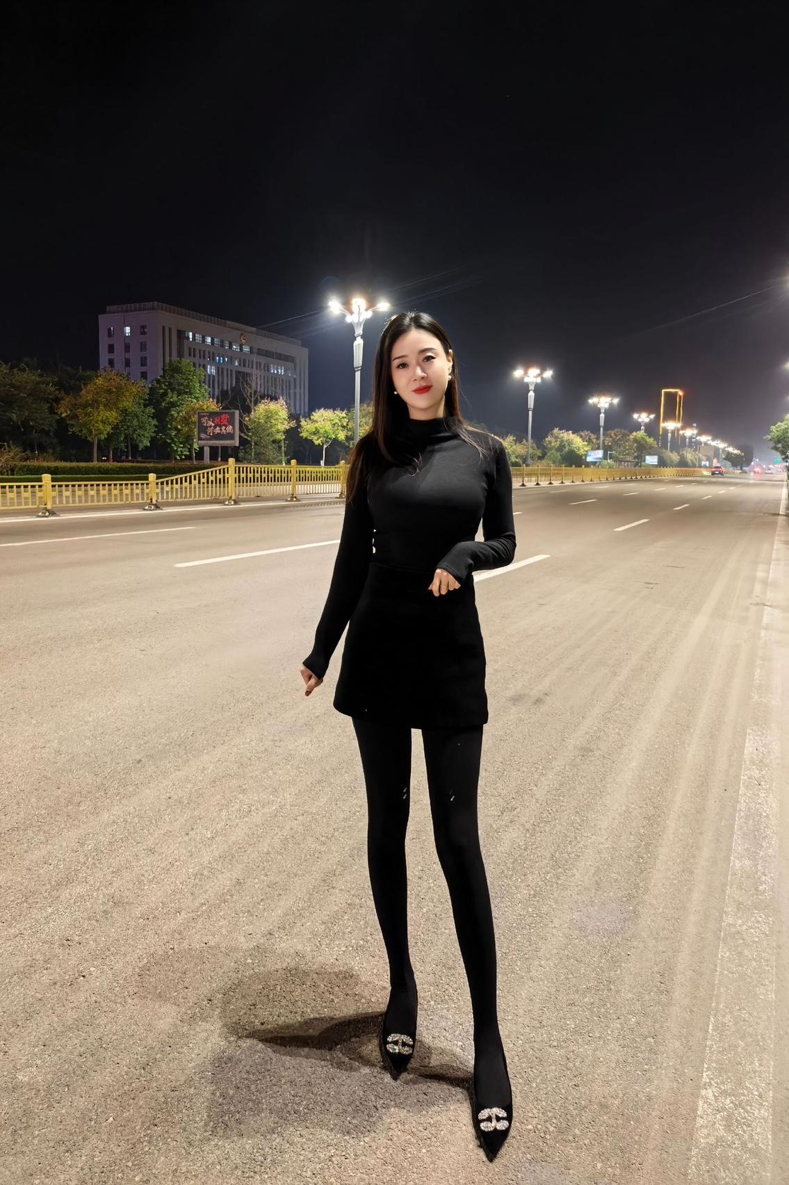 夜晚街头的时尚女郎与酷炫跑车，尽显都市魅力！