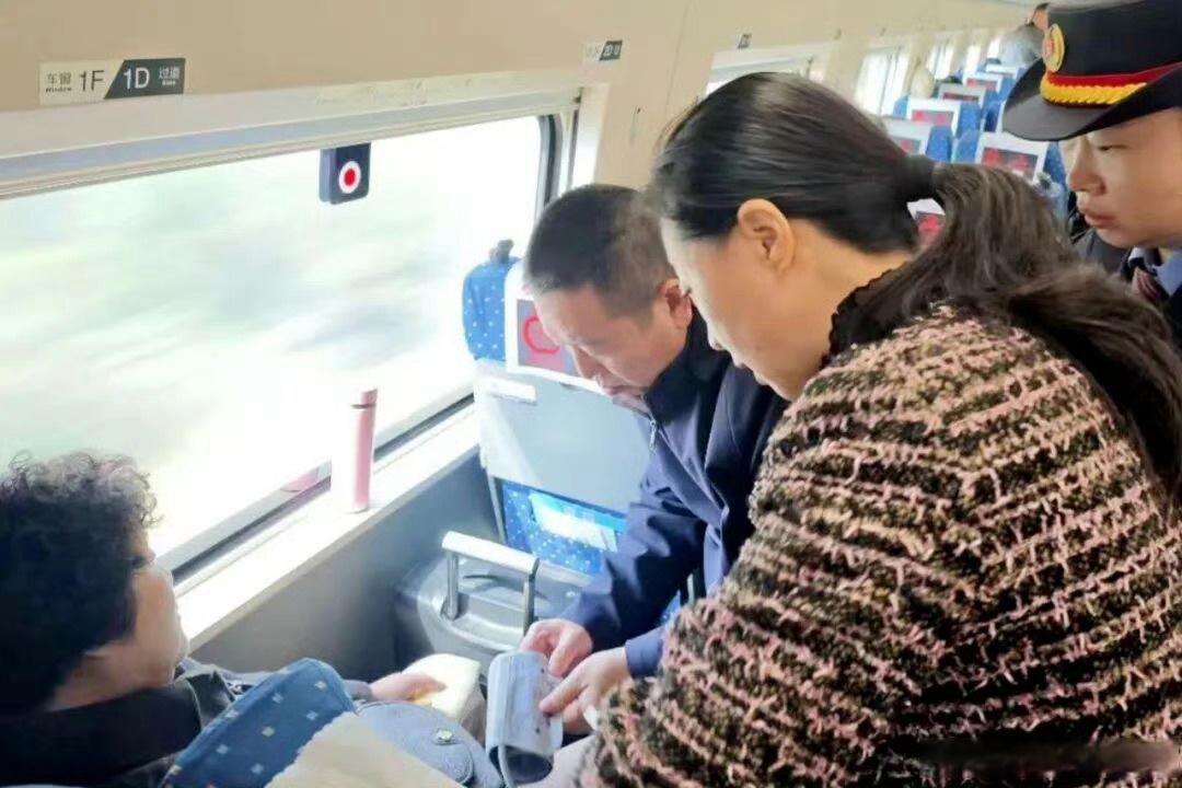 【医者仁心！三名白衣天使高铁联手救人】10月14日由长治开往北京的G684次列车
