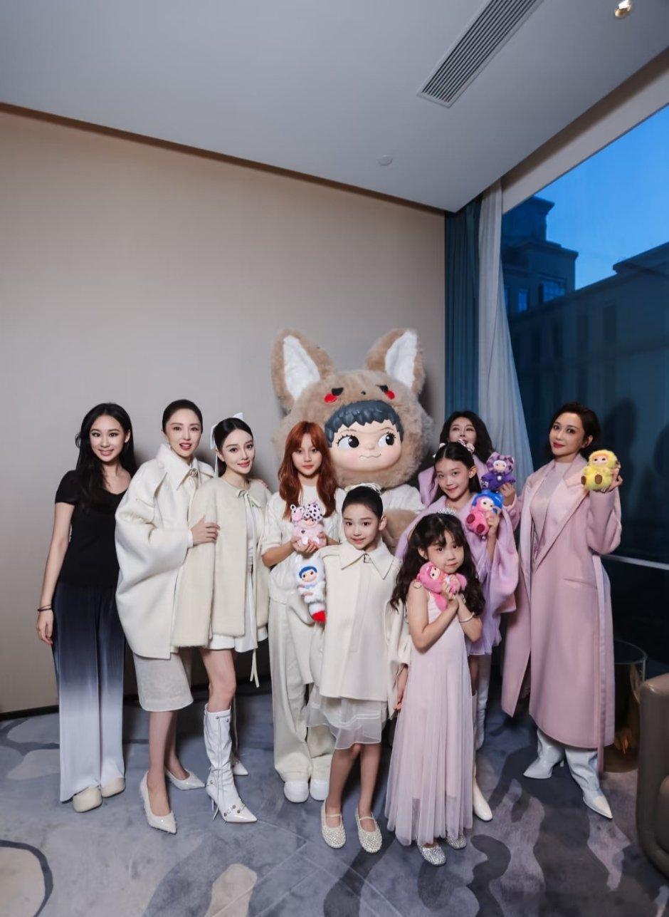 张帅时装秀明星合影📷华华又到处推销她的瞅娃娃👀 ​​​