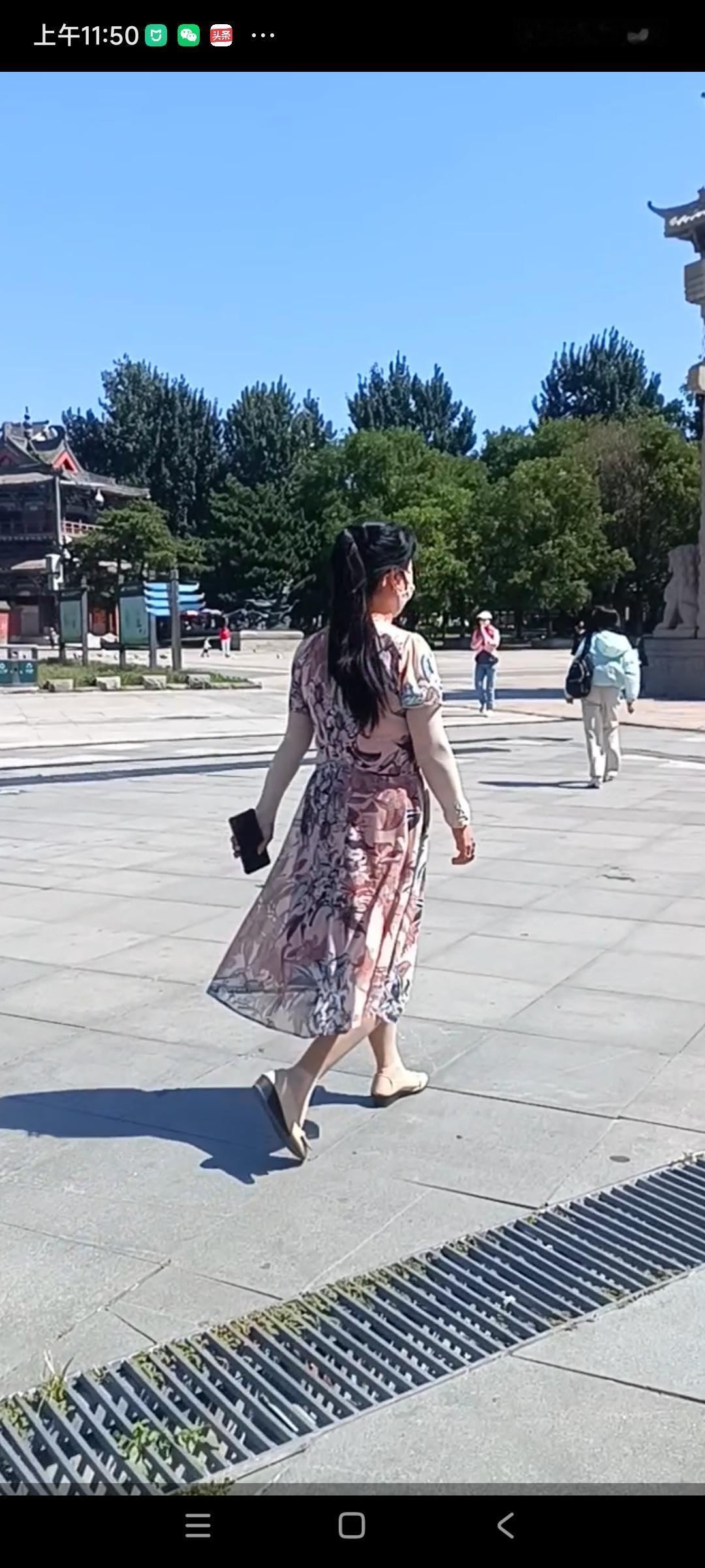 晒一下生活的美照闲暇没事到公园溜达溜达，穿着碎花连衣裙微风吹拂觉得自己心情舒畅年