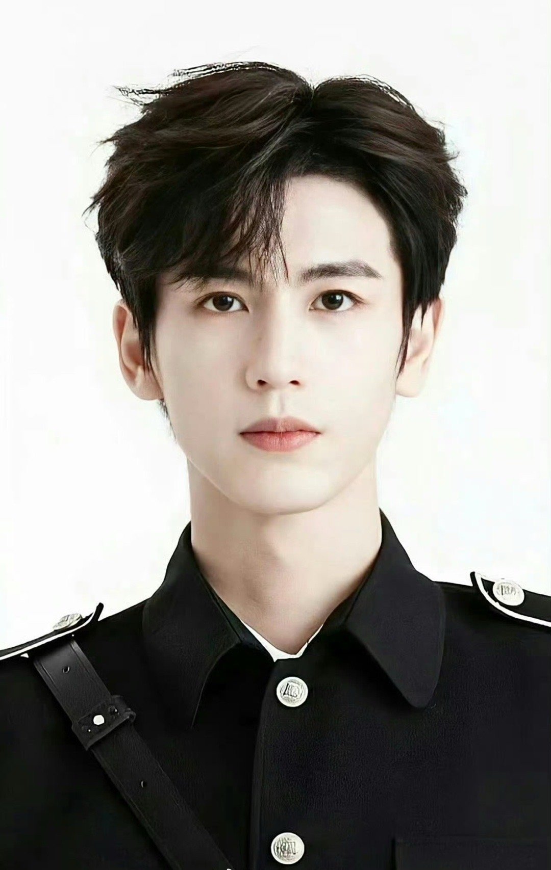 感觉陈哲远其实和张凌赫长得还挺像的 ​​​