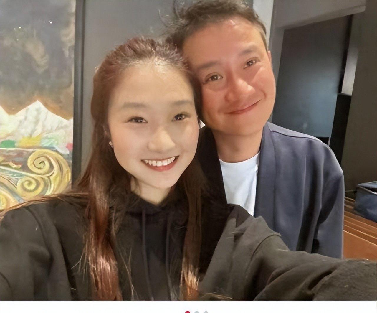 幸福时刻和心爱的女儿一起自拍，笑容甜到爆！😊💕
