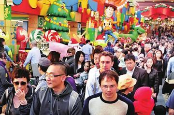 白人可以，黑人可以，菲佣可以，只有内地人不行，即便你是蹲在角落，不影响任何人，也