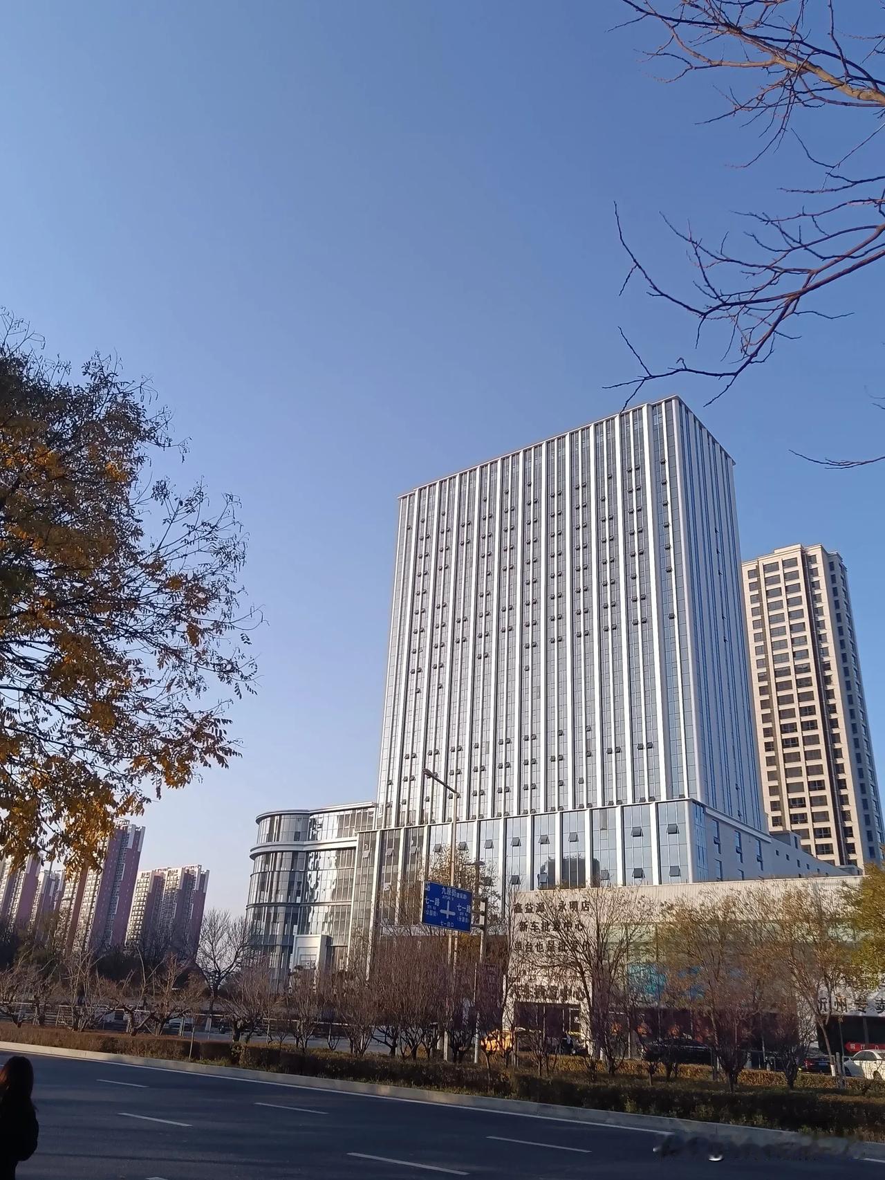 忻州凤凰广场装饰一新。即将开业。
忻州凤凰广场装饰一新，配套设施全部完工，单元楼