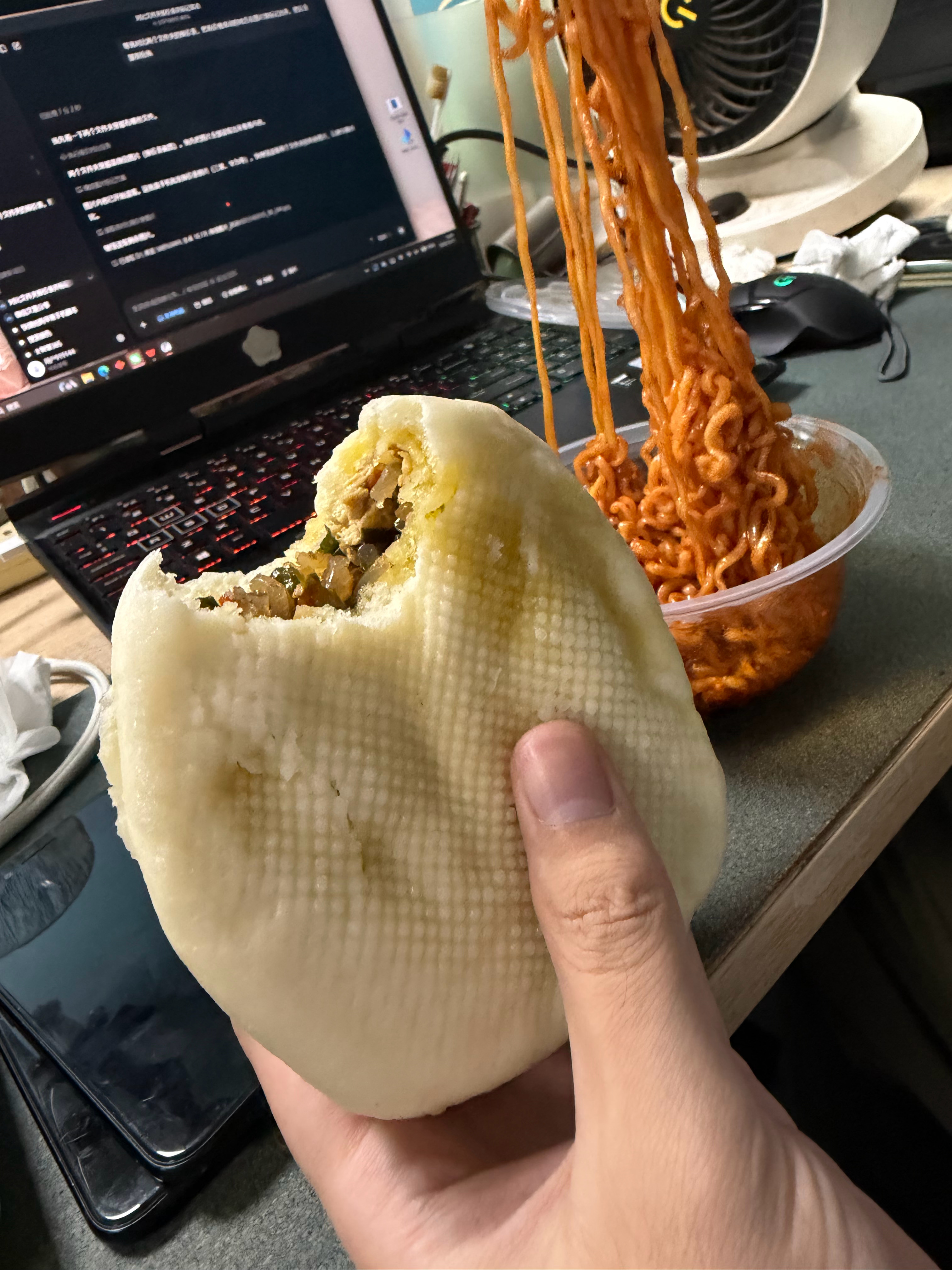 一个同事天天说要减肥，可顿顿包子馒头加火鸡面，天天纯碳水，这样能减下来吗[挖鼻]