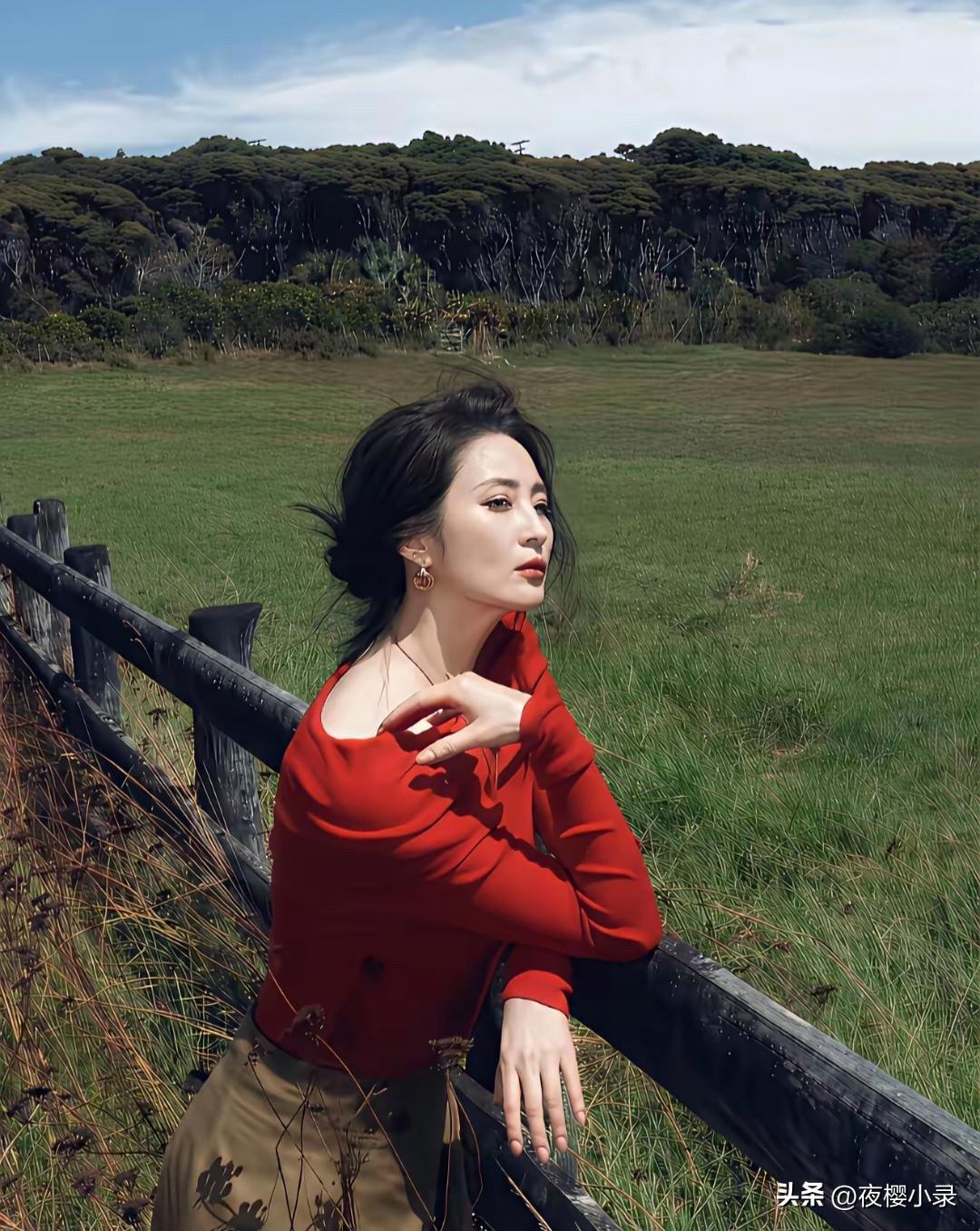 蒋勤勤这组大片杀疯了！红棕上衣配卡其半裙，往木栅栏上一靠，眉眼间的清冷感直接戳中