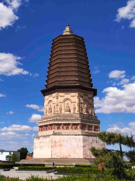 
大明塔，位于内蒙古自治区赤峰市宁城县天义镇南城村辽中京遗址内，其始建年份因缺少