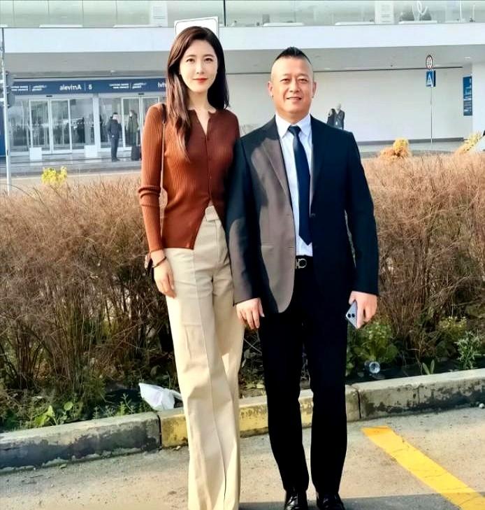后来有主持人追问曾黎，错过张艺谋那次机会会不会遗憾。
她只是轻轻一带，意思大概是