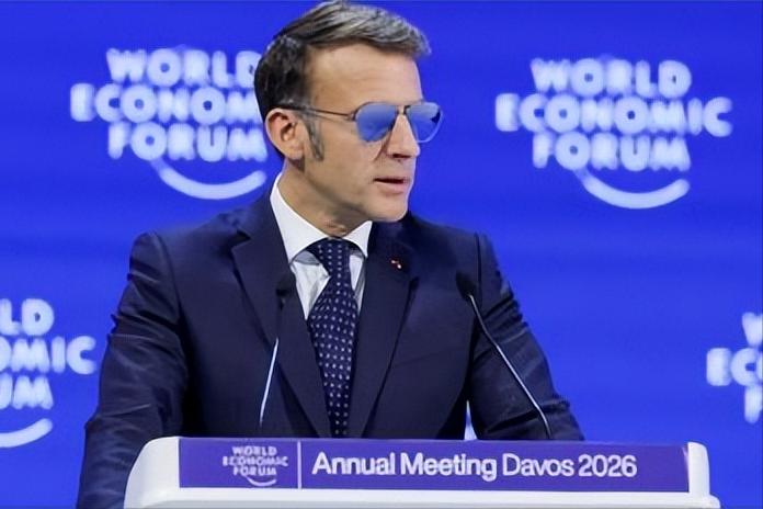 一副墨镜竟能让法国总统马克龙“逆风翻盘”？1月20日，他在达沃斯世界经济论坛上戴