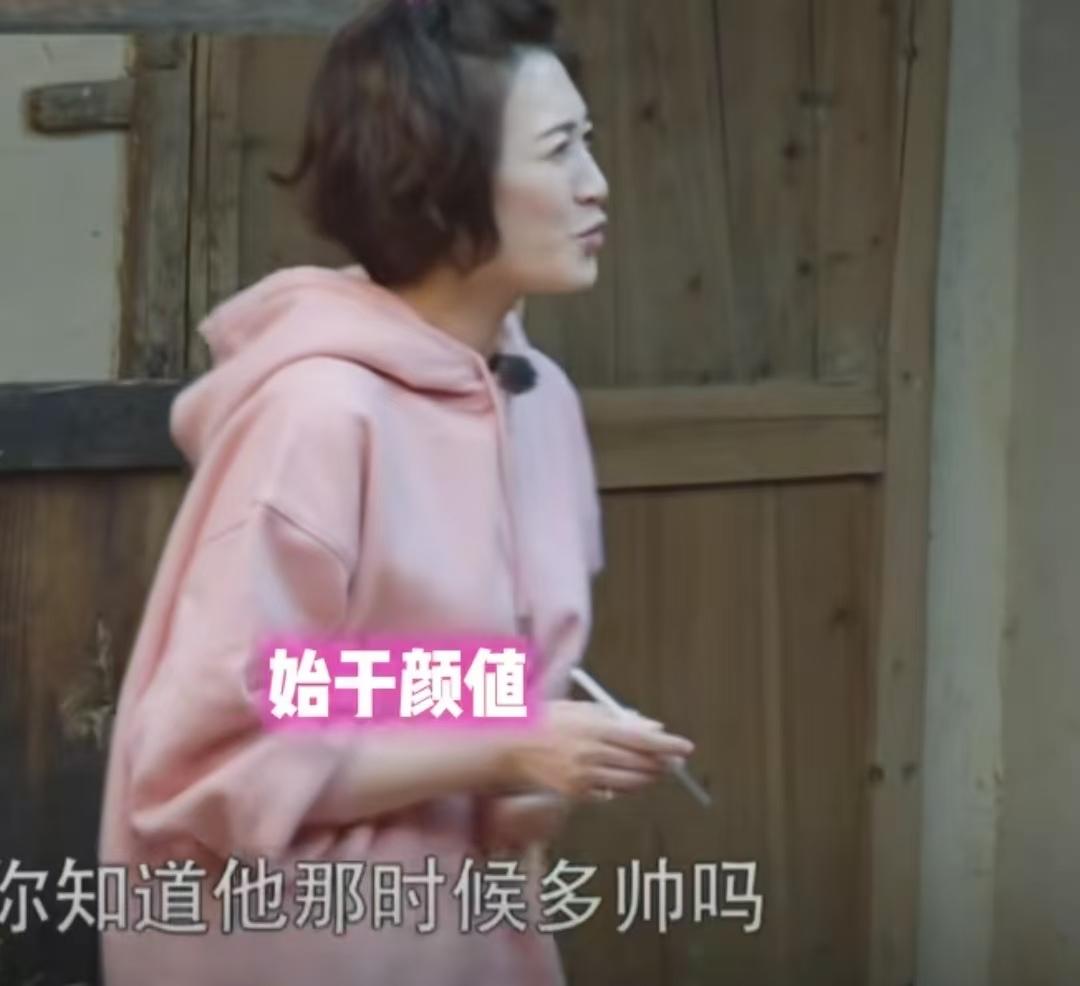 李小冉疯狂夸黄磊年轻的时候很帅，她从小看黄磊的戏长大的！
李小冉：“我真的是看黄